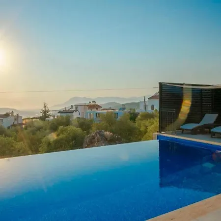 Luxury 4-bed With Private Pool فيلة