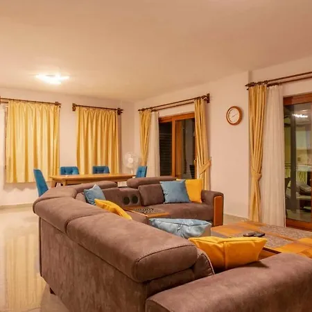Luxury 4-bed With Private Pool كالكان