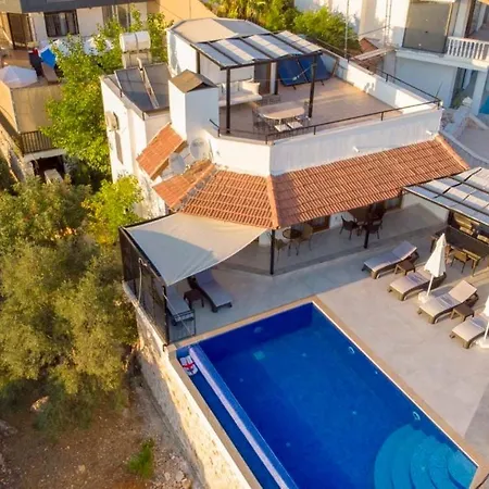 Luxury 4-bed With Private Pool فيلة