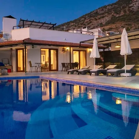 Luxury 4-bed With Private Pool فيلة