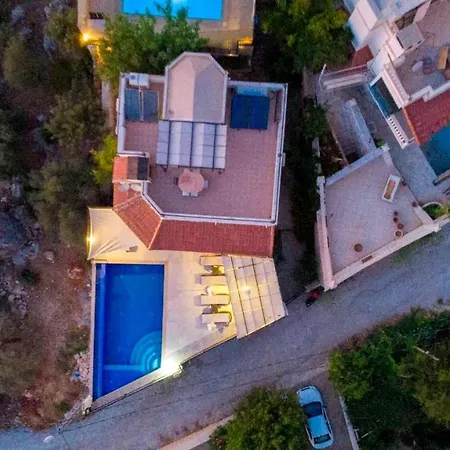 Luxury 4-bed With Private Pool * كالكان