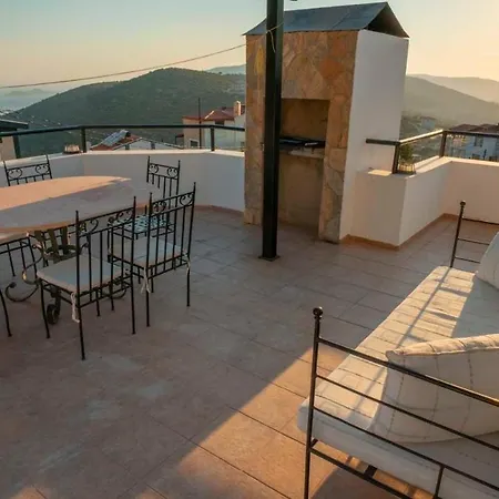 Luxury 4-bed With Private Pool *
