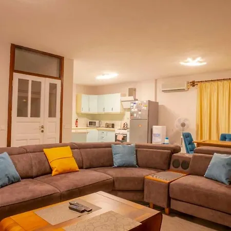 Luxury 4-bed With Private Pool *