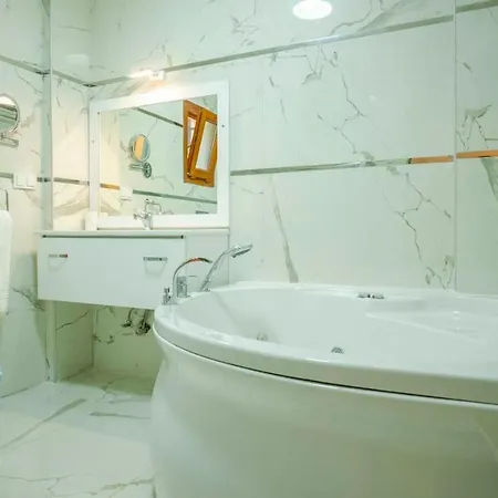 Luxury 4-bed With Private Pool فيلة