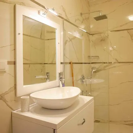 Luxury 4-bed With Private Pool *